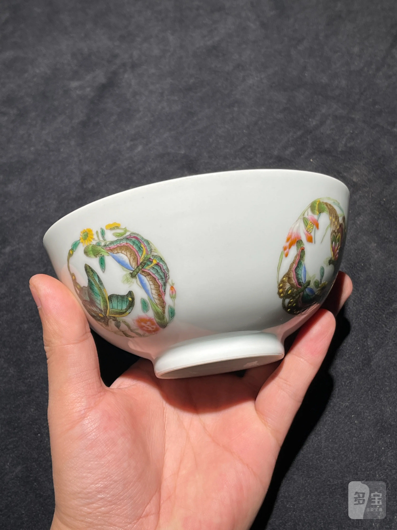 建国后 仿雍正珐琅彩团蝶纹碗 - 图3